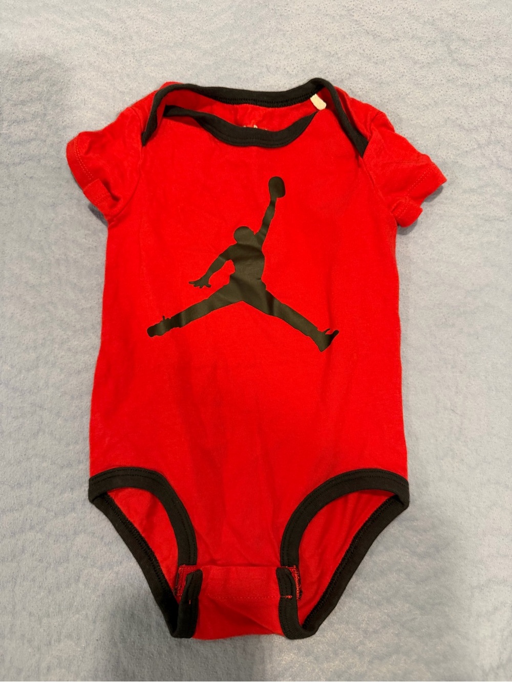 Jordan 3-Pack Baby Bodysuits - Red, Black, White - Picture 5 of 6